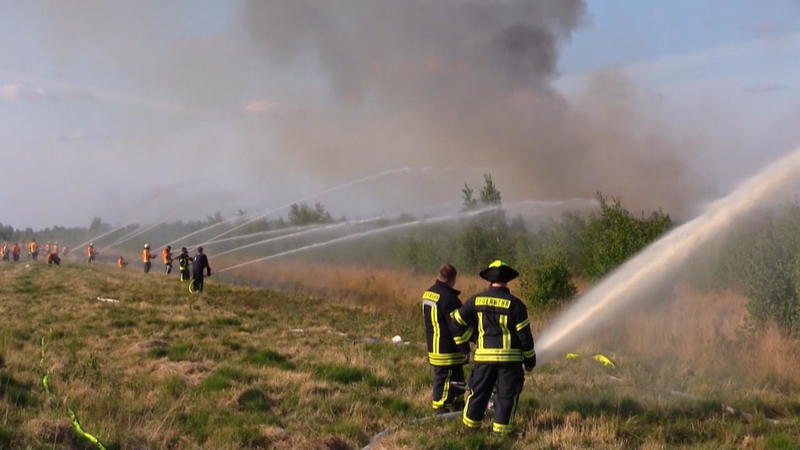 250 Feuerwehrleute im Einsatz Im Emsland brennt das Moor