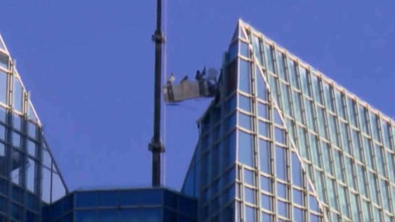 Fensterputzer in Lebensgefahr Wind schleudert Gondel hin und her