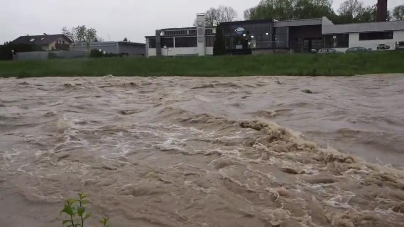 Wassermassen schießen durch Flussbett Mangfall wird zum reißenden Strom