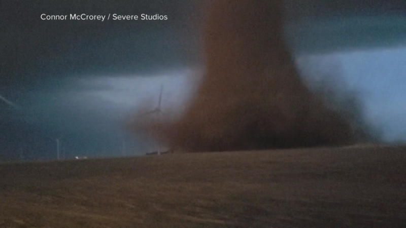 Wirbelsturm in Kansas Riesiger Tornado verwüstet Natur und Häuser