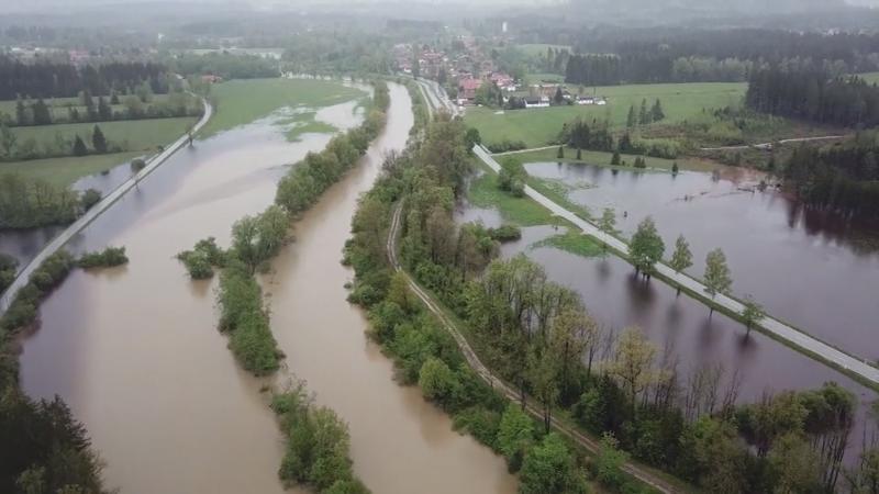 Hochwasser-Opfer kämpfen mit dem Wasser Heftige Überschwemmungen