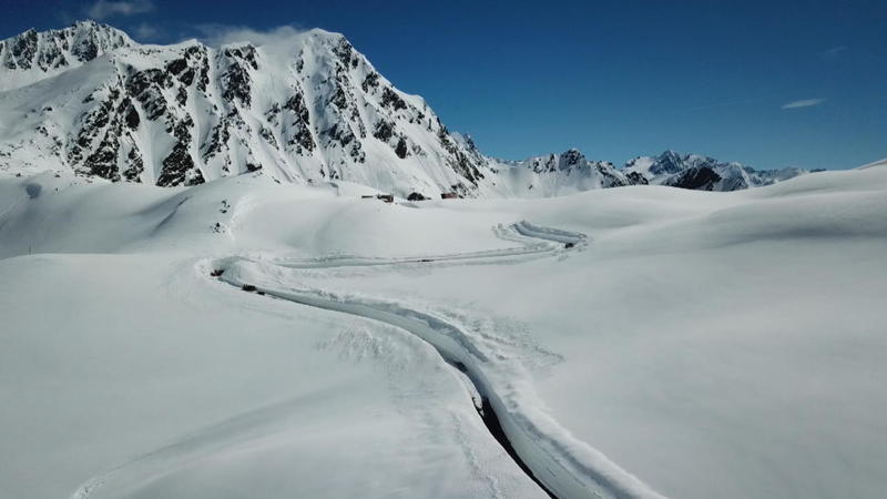 Unglaubliche Bilder einer Schneeräumung Kleine Schneise im Megaschnee