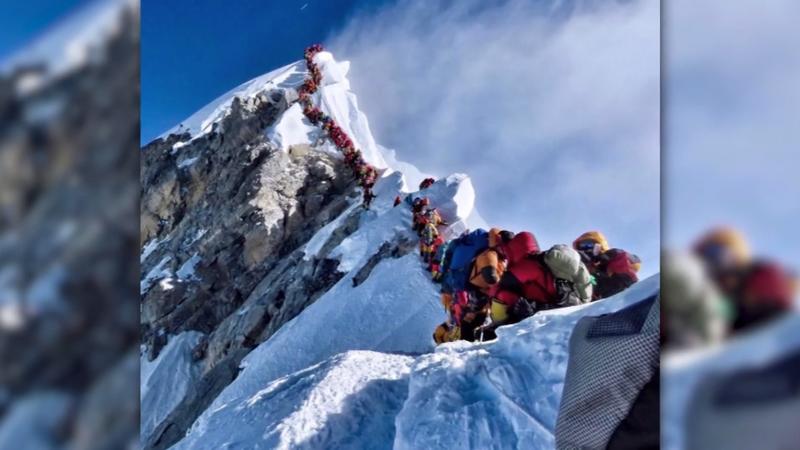 Stau in der Todeszone Tote Bergsteiger am Mount Everest