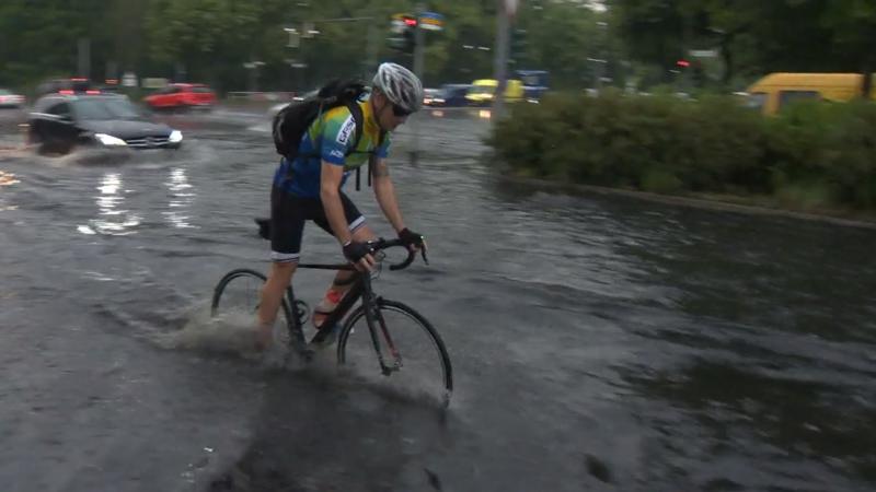 Unwetter in Berlin Wasser steht kniehoch in den Straßen