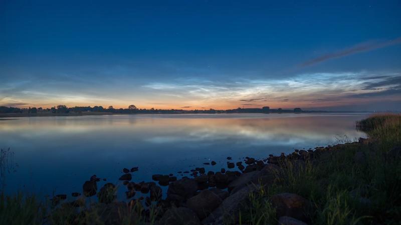 Tolle Bilder von der See Wenn Wolken nachts leuchten