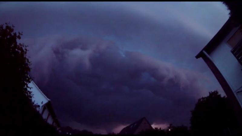 Blitz schlägt ins Haus ein Unwetter über Norddeutschland