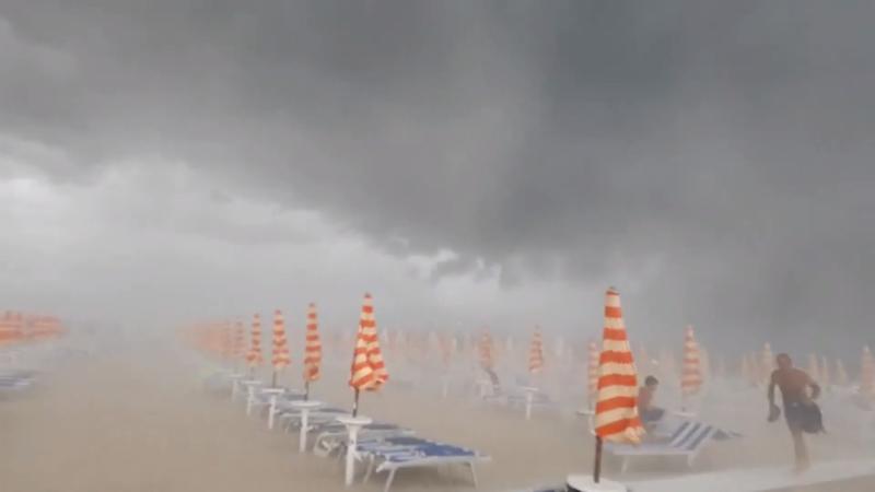 Sturm an der Adria Strandbesucher werden weggeblasen