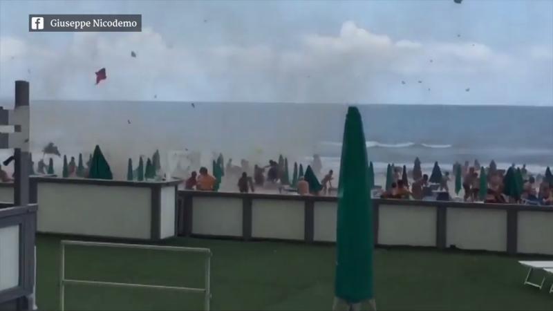Auf einmal bricht das Chaos aus Heftige Wasserhose am Urlauber-Strand