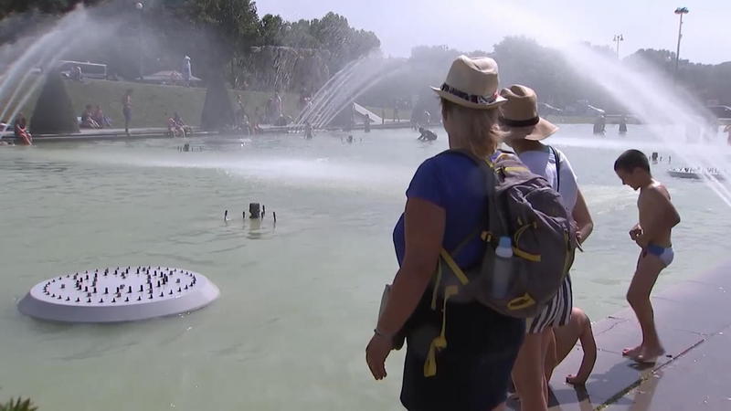 Mega-Hitze in Frankreich Pariser planschen vor dem Eiffelturm