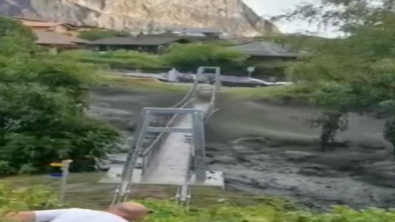 Das Wasser schießt ins Tal Irre Fluten in der Schweiz