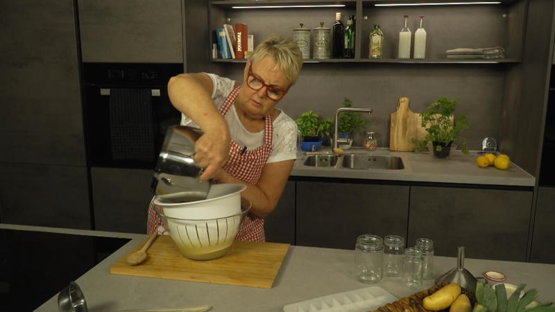 Nachhaltige Tipps von Oma Rita Gesunde Brühe aus Resten kochen