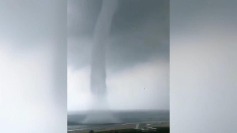 Gigantische Wasserhose in China Spektakuläres Naturschauspiel