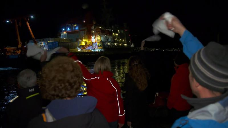Forschungsschiff fährt Richtung Arktis Abschied. Die Polarstern ist unterwegs