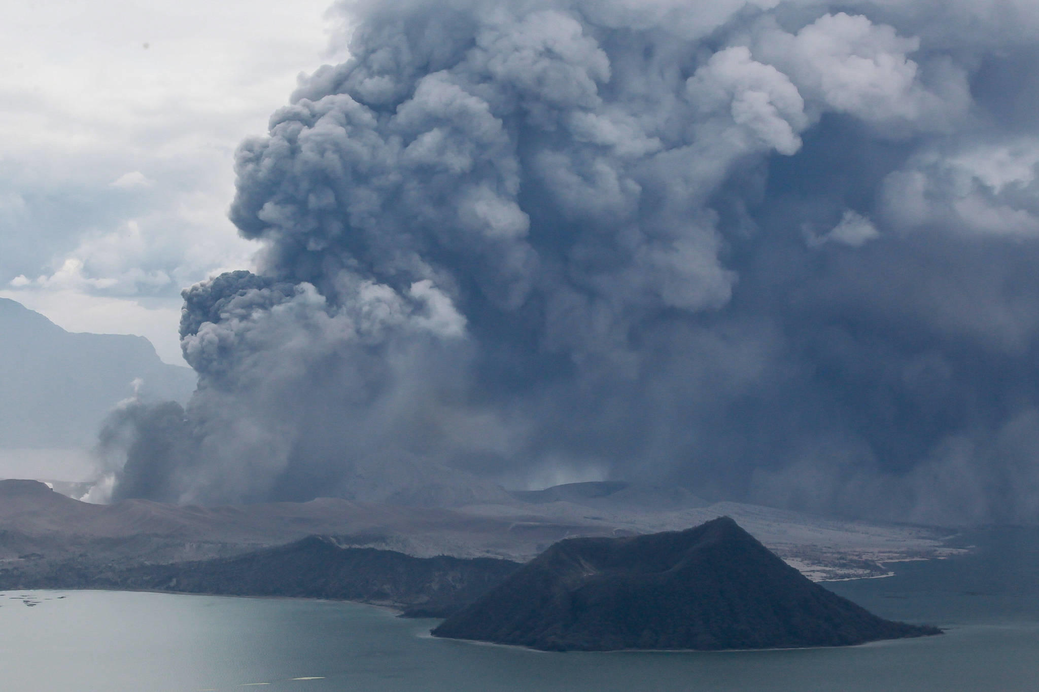 Vulkan Taal Spuckt Blitze Und Asche Wetter De