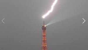 Blitz kracht voll in den Eiffelturm 