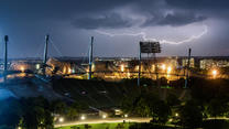 28.05.2018, Bayern, München: Blitze eines vorbeiziehenden Gewitters sind über dem Olympiastadion am Nachthimmel zu sehen. Foto: Matthias Balk/dpa +++ dpa-Bildfunk +++