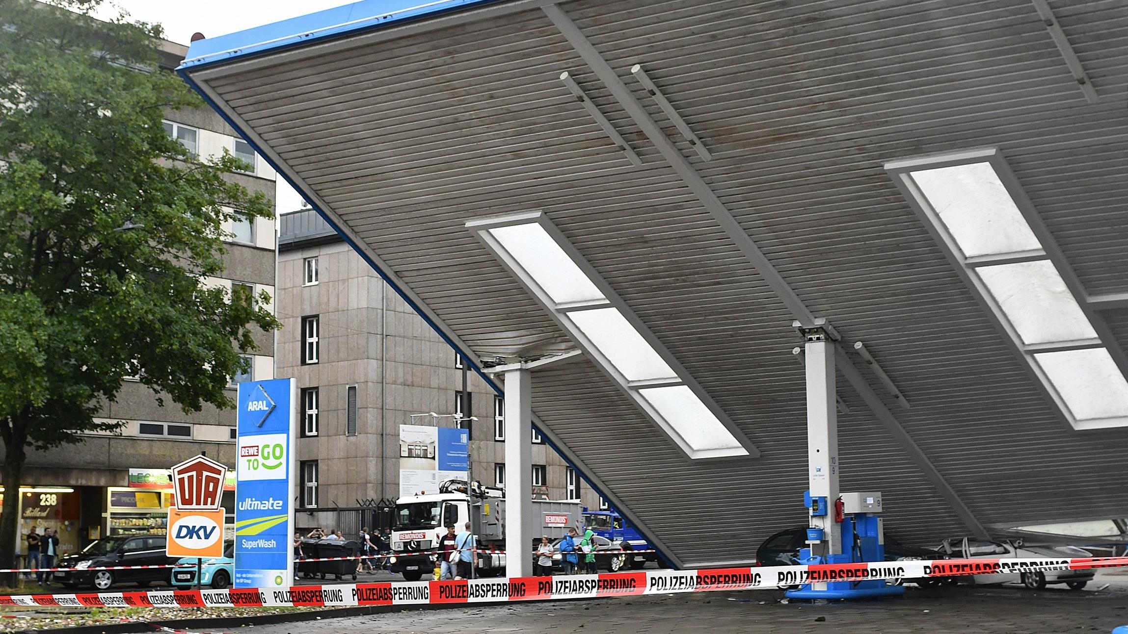 Nordrhein-Westfalen, Wuppertal: Das Dach einer Tankstelle ist nach einem heftigen Unwetter zusammengebrochen. 