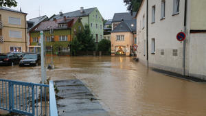 31.05.2018, Bayern, Arzberg: Hochwasser steht nach einem Gewitter in den Straßen der Ortschaft. Nach einem starken Unwetter im Landkreis Wunsiedel ist das Ausmaß der Schäden zunächst nicht abzusehen. Foto: Fricke/NEWS5/dpa +++ dpa-Bildfunk +++