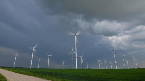 10.05.2018, Brandenburg, Sieversdorf: Gewitterwolken ziehen über ein Feld mit Windenergieanlagen. Foto: Patrick Pleul/dpa-Zentralbild/dpa +++ dpa-Bildfunk +++