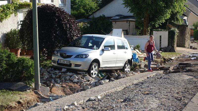 In Kleinblittersdorf hat es die Scheerbachstraße am meisten betroffen. Im Ergebnis: die Straße ist weg. Die Asphaltdecke in weiten Teilen weggeschwemmt. Die Ursache: der Scheerbach, den man vor Jahrzehnten kanalisierte und dessen Kanaleinlauf bei Sta