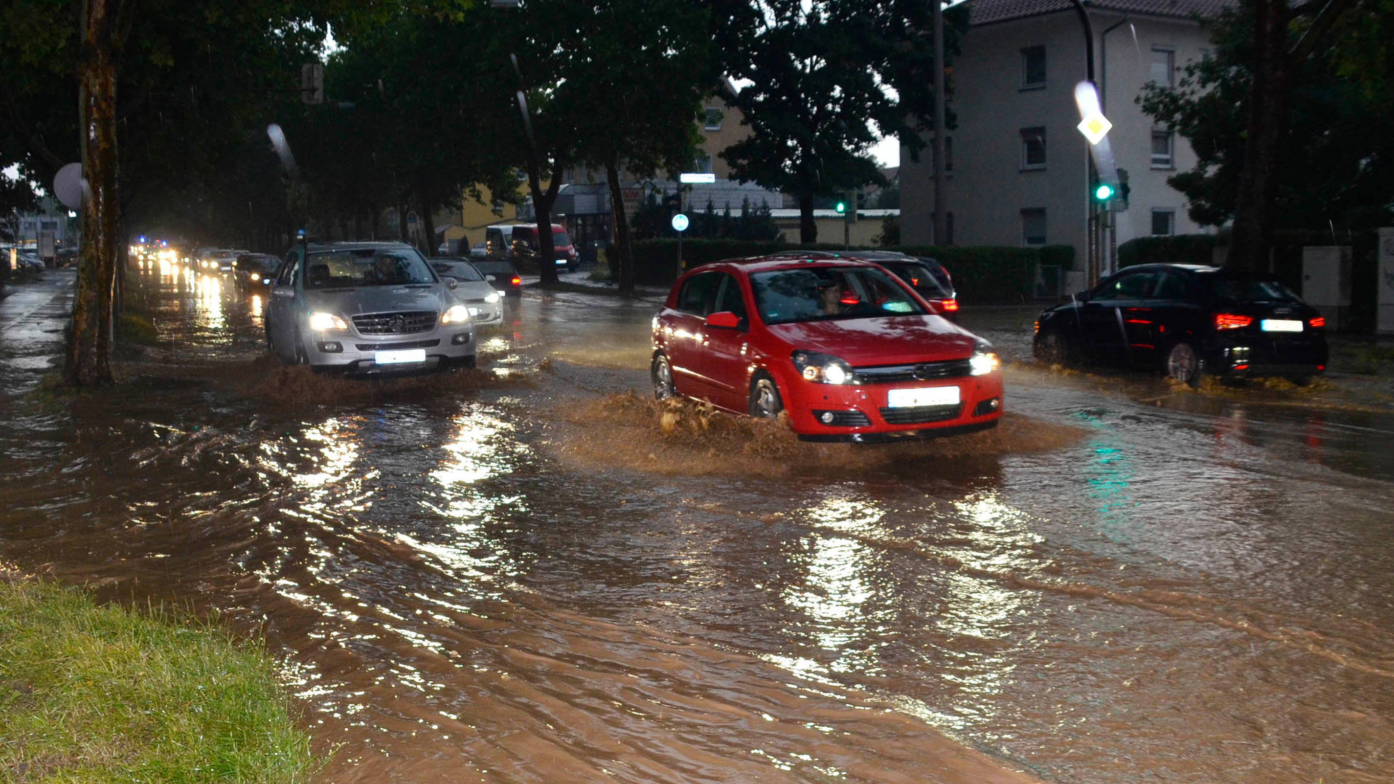 09.06.2018, Baden-Württemberg, Heilbronn: Autos fahren nach einem schweren Unwetter über eine überflutete Straße. Foto: Andreas Rosar/dpa +++ dpa-Bildfunk +++