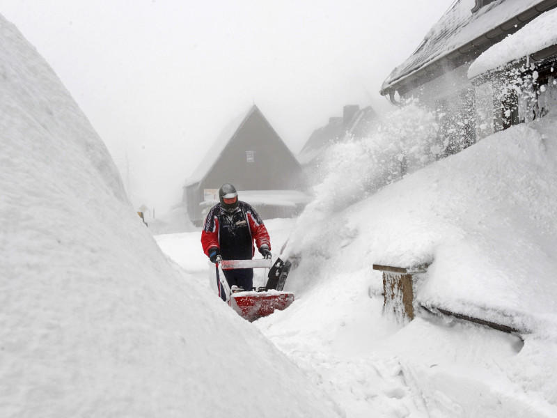 Im sächsischen Zinnwald auf dem Kamm des Osterzgebirges fräst am Dienstag (24.02.2009) ein Hausbesitzer den Eingang seines Hauses vom Schnee frei. Tagelange Schneefälle haben für meterhohe Verwehungen gesorgt. Foto: Matthias Hiekel dpa/lsn (zu lsn 4175 und 0104 vom 24.02.2009) +++(c) dpa - Bildfunk+++