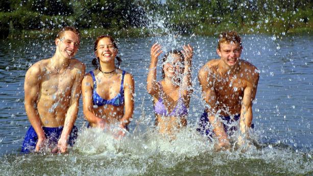 Hier lässt es sich aushalten: Fröhlich tollen Christian, Katja, Anne und Sebastian (l-r) am 14.8.2001 bei hochsommerlichen Temperaturen im Wasser des Sachsendorfer Baggersees am Rande von Cottbus. Hoch "Hilde" sorgt in diesen Tagen für Temperaturen um 35 Grad Celsius. |