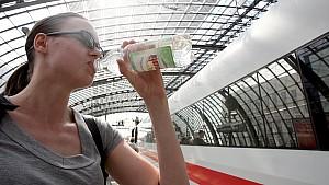 ILLUSTRATION - Einen Schluck Wasser trinkt eine Reisende am Donnerstag (15.07.2010) auf dem Hauptbahnhof in Berlin, kurz bevor sie in einen ICE einsteigt. Die Bahn bestätigte Berichte, wonach die Klimaanlagen in älteren ICE-Zügen nur auf Temperaturen