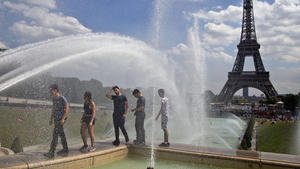 01.08.2018, Frankreich, Paris: Jugendliche kühlen sich in der Nähe des Eiffeltums an einem Springbrunnen ab. Die Temperaturen in Paris werden am Mittwoch voraussichtlich 30 Grad Celsius erreichen. Foto: Michel Euler/AP/dpa +++ dpa-Bildfunk +++