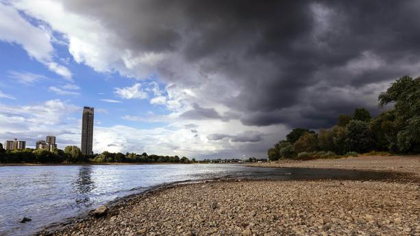 Der Sonnenschein wird am Nachmittag im Westen immer mehr getrübt. Und mit den Wolken steigt auch die Gewitter- und Unwettergefahr an. Richtung Osten scheint die Sonne noch länger vom Himmel, ganz im Nordosten ziehen letzte Schauer ab.