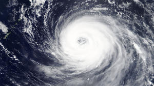 20.08.2018, Koreanische Halbinsel: Ein Satelitenbild des NASA-Satelliten Terra zeigt einen Taifun in der Nähe von Japan. Ein Taifun hat den Süden Japans mit heftigen Regenfällen und starken Windböen überzogen.  Der Wirbelsturm «Soulik» mit Windgeschwindigkeiten von bis zu 216 Kilometern in der Stunde nahe seines Zentrums war über Nacht durch die Region gezogen. Am Donnerstag nahm der 19. Taifun der Saison über dem Ostchinesischen Meer Kurs auf die koreanische Halbinsel. Foto: Modis/ZUMA Wire/dpa +++ dpa-Bildfunk +++
