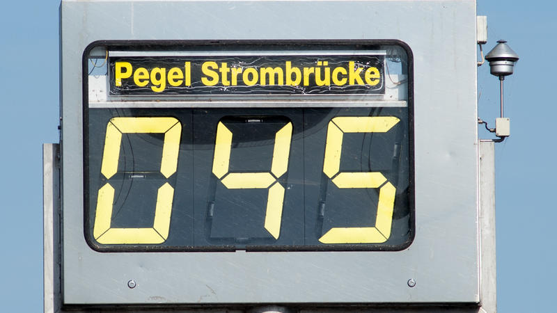 20.09.2018, Sachsen-Anhalt, Magdeburg: Der Pegel Strombrücke zeigt 45 Zentimeter an. Die Elbe ist auf den niedrigsten Wasserstand seit über 80 Jahren am Pegel in Magdeburg gefallen. Der Wert lag am Donnerstag am Pegel Strombrücke vorübergehend bei 45