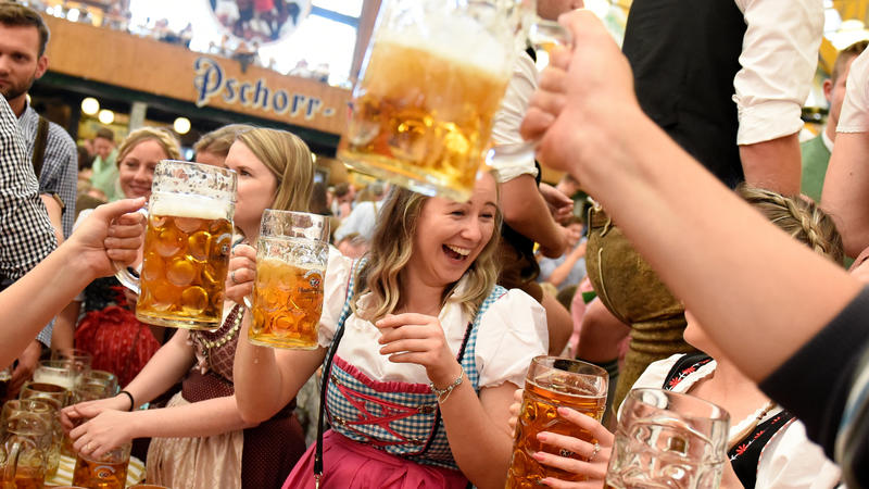22.09.2018, Bayern, München: Gäste feiern auf dem Oktoberfest in einem Festzelt. 