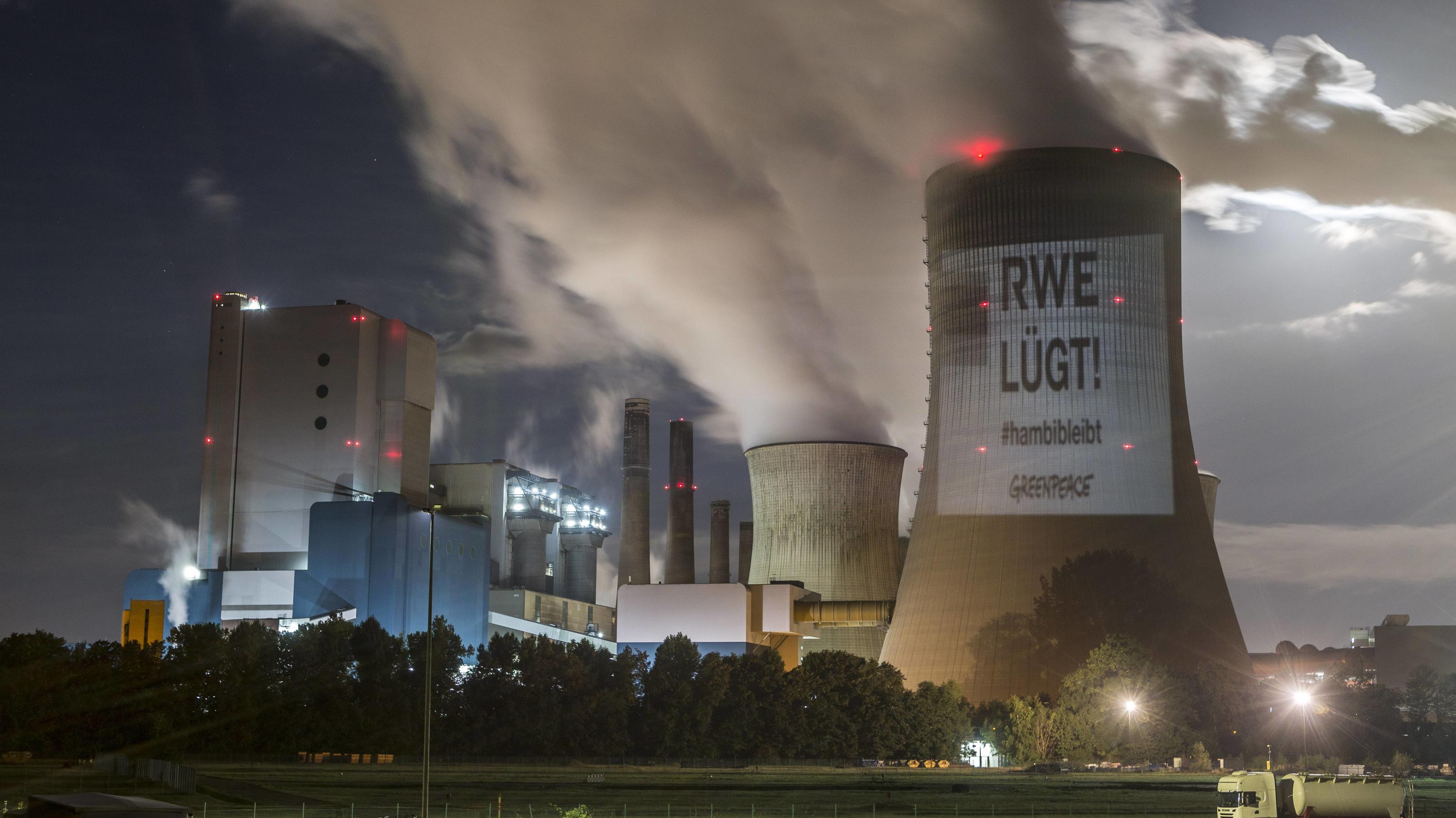 Bergheim, DEU, 25.09.2018 Greenpeace - Projektion RWE luegt auf einen Kuehlturm des Kraftwerks Niederaussem. Das Braunkohlekraftwerk Niederaussem, ein von der RWE Power AG mit Braunkohle betriebenes Grundlastkraftwerk in Bergheim-Niederaußem (Rhein-E