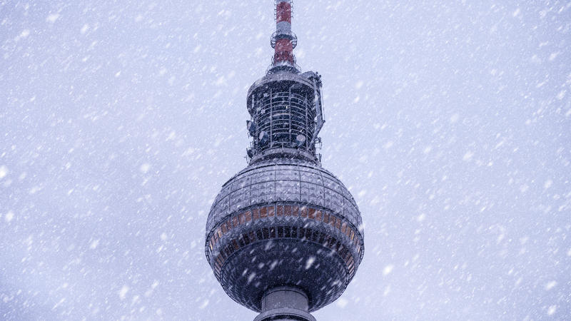 Berliner Fernsehturm im Schnee