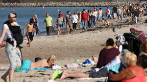 13.10.2018, Mecklenburg-Vorpommern, Warnemünde: Strandbesucher genießen das sommerliche Wetter an der Ostsee. Foto: Bernd Wüstneck/dpa +++ dpa-Bildfunk +++