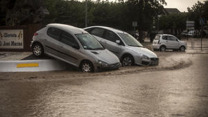 21.10.2018, Spanien, Campillos: Autos stehen an einer überfluteten Straße in der spanischen Provinz Malaga. Starke Regenfälle haben Überflutungen und Schäden verursacht. Nach Angaben von Rettungskräften kam ein Feuerwehrmann ums Leben, als sein Fahrzeug auf einer überfluteten Straße umkippte. Foto: Javier Fergo/AP/dpa +++ dpa-Bildfunk +++