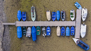 26.10.2018, Schweiz, Les Brenets: Auf dem Trockenen liegen Boote an einem Steg am Ufer des ausgetrockneten des Brenet Sees (französisch: Lac des Brenets) im Tal des Doubs, einer natürlichen Grenze zwischen Ostfrankreich und der Westschweiz. (Aufnahme mit einer Drohne) In den letzten Monaten sind in der Schweiz extrem wenige Niederschläge gefallen. Foto: Anthony Anex/KEYSTONE/dpa +++ dpa-Bildfunk +++