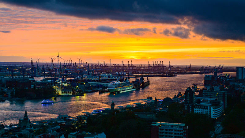Hamburg: Das Hafenpanorama bei Sonnenuntergang. Die Vorbereitungen für die Elbvertiefung laufen auf Hochtouren. Nach 16 Jahren teils erb
