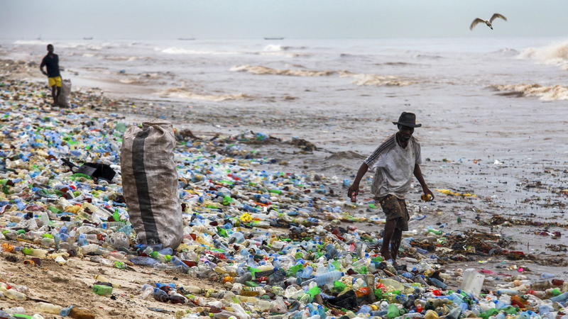 13.06.2016, Ghana, Accra: Ein Mann sammelt verwertbares Material am verschmutzten Korle Gono Strand..