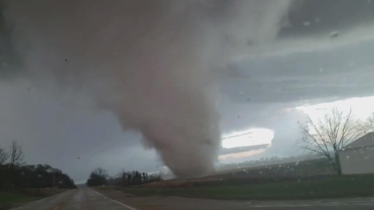 Unwetter in den USA Tornados richten in Illinois schwere Schäden an