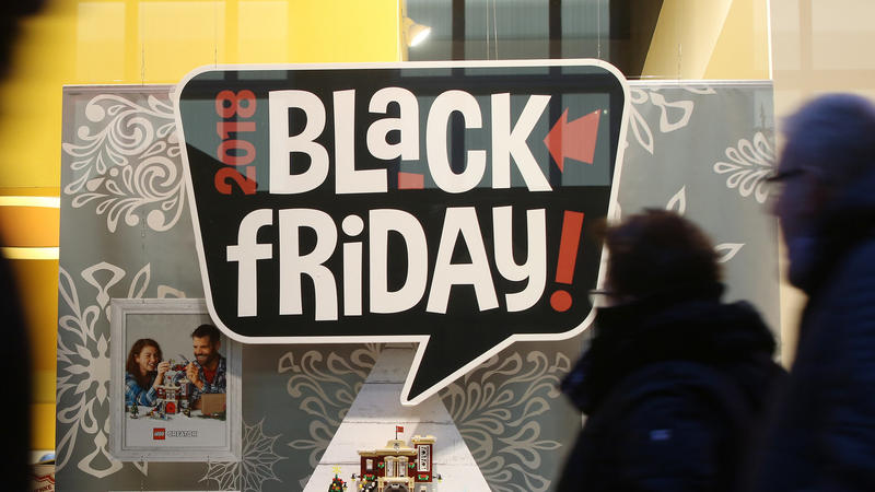 ARCHIV - 22.11.2018, Hamburg: Im Schaufenster eines Geschäfts in der Innenstadt wird für den Rabatt-Tag Black Friday geworben. (zu dpa «Handel zu Aktionstagen Black Friday und Cyber Monday» vom 28.11.2018) Foto: Bodo Marks/dpa +++ dpa-Bildfunk +++