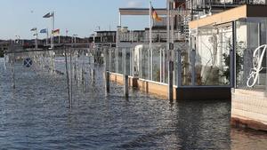 Blick in Richtung ueberflutetet Faehrplatz Travemuende *** View towards flooded ferry port Travemuende  