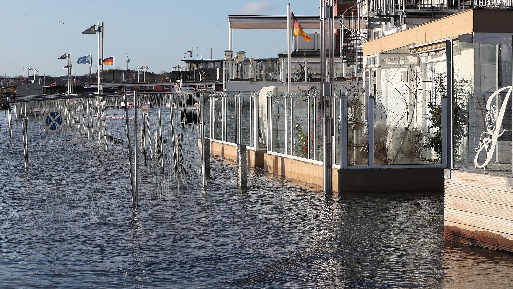 Schweres Hochwasser an der Ostsee | wetter.de