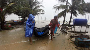 04.01.2019, Thailand, Pak Phanang: Anwohner raäumen das Küstengebiet, um sich auf den sich nähernden Tropensturm Pabuk vorzubereiten. Angesichts des womöglich schlimmsten Tropensturms seit Jahrzehnten haben Zehntausende Menschen im Süden Thailands ihre Wohnungen verlassen und Schutz gesucht. Foto: Sumeth Panpetch/AP/dpa +++ dpa-Bildfunk +++