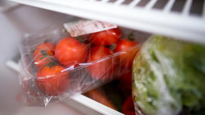 ARCHIV - 08.09.2016, Sachsen, Dresden: In Plastik verpackte Tomaten und Salatherzen liegen in einem Kühlschrank. Ob Plastik, Pappe oder Alu - jeder hat ständig Verpackungen in der Hand, und nach dem Aufreißen landen sie meist direkt im Abfall. Ab Januar soll ein Gesetz dafür sorgen, dass mehr davon recycelt wird. Foto: Arno Burgi/dpa-Zentralbild/dpa +++ dpa-Bildfunk +++