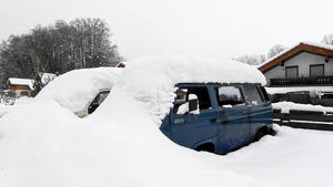07.01.2019, Bayern, Traunstein: Fahrzeuge sind eingeschneit und schneebedeckt. Foto: Tobias Hase/dpa +++ dpa-Bildfunk +++