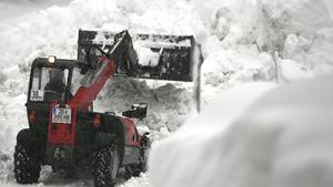 09.01.2019, Österreich, Niedertauern: Ein Bagger befreit eine Straße vom Schnee. Die Wetterlage in Bayern und Österreich wird vielerorts zu einer immer größeren Bedrohung. Foto: Harald Schneider/APA/dpa +++ dpa-Bildfunk +++