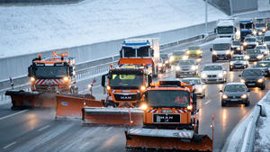 09.01.2019, Bayern, Garching: Drei Räumfahrzeuge des Winterdienstes sind auf der Autobahn 9 (A9) im Einsatz. Foto: Matthias Balk/dpa +++ dpa-Bildfunk +++