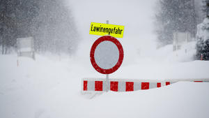 10.01.2019, Österreich, Vordernberg: Eine Straße ist wegen Lawinengefahr gesperrt. Meteorologen erwarten in Österreich weitere Schneemassen und damit eine Verschärfung der Lawinengefahr. Foto: Erwin Scheriau/KEYSTONE/APA/dpa +++ dpa-Bildfunk +++
